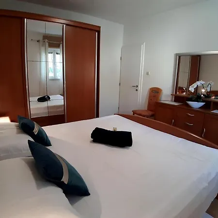 Apartamento By The Sea Mandre - Pag - 4093 Kolan